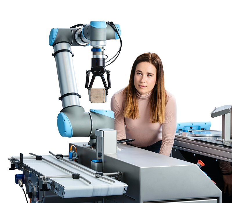Woman with a Universal Robots cobot palletizing